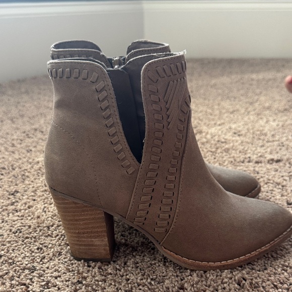 Stylish Tan Ankle Boots for Women - Picture 3 of 7